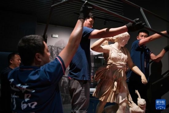 7月2日，工作人員將開箱后的古希臘文物放置在展臺(tái)上。新華社記者 張端 攝