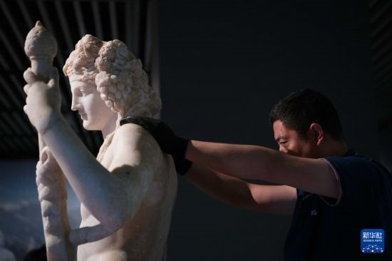 7月2日，工作人員將開箱后的古希臘文物放置在展臺(tái)上。新華社記者 張端 攝