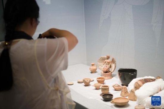 7月2日，開箱后的古希臘文物被工作人員移入展柜。新華社記者 張端 攝