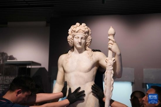 7月2日，工作人員將開箱后的古希臘文物放置在展臺(tái)上。新華社記者 張端 攝