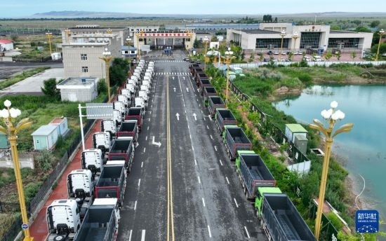 7月2日，車輛在巴克圖口岸有序出境（無人機照片）。新華社發(fā)（馬丁 攝）