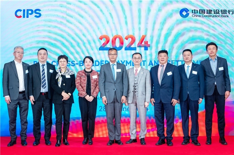 鄭冰開公使與CIPS公司、建行總行以及在南中資銀行合影、留念。（中國建設(shè)銀行約翰內(nèi)斯堡分行供圖）