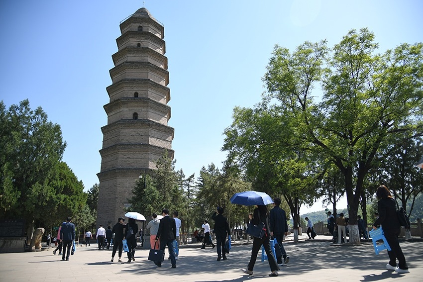 圖為2024年5月7日，游客在延安寶塔山參觀。 新華社記者 張博文 攝