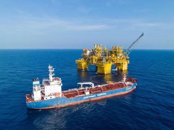 “深海一號”正在開展凝析油外輸作業(yè)。徐海舟攝