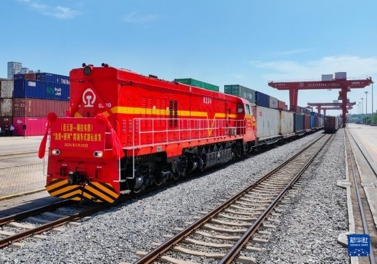 5月29日，在中哈連云港物流合作基地，首列連云港-阿拉木圖“滾裝+班列”跨境多式聯(lián)運(yùn)專列整裝待發(fā)（無人機(jī)照片）。新華社發(fā)（王健民 攝）