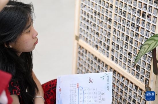 7月3日，外國學(xué)生在了解中國的活字印刷。新華社記者 李然 攝