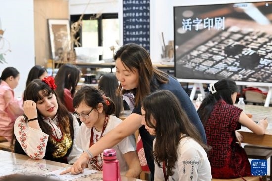 7月3日，外國學(xué)生在了解中國文化。新華社記者 李然 攝