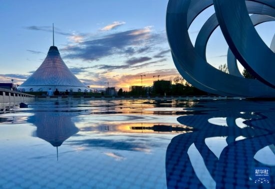 這是7月1日在哈薩克斯坦首都阿斯塔納拍攝的“可汗之帳”購(gòu)物中心。新華社記者 岳月偉 攝