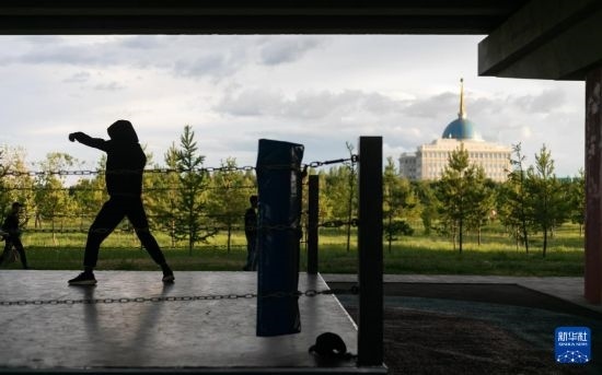 7月2日，在哈薩克斯坦首都阿斯塔納，一名男子在橋下運(yùn)動(dòng)場(chǎng)練習(xí)拳擊。新華社記者 白雪騏 攝