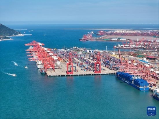 6月26日，貨輪?？吭谶B云港港集裝箱碼頭（無人機(jī)照片）。新華社記者 季春鵬 攝