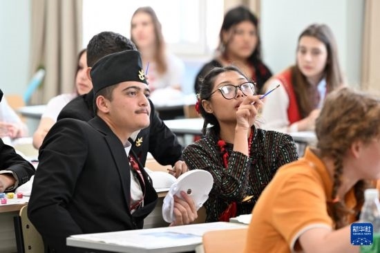 7月3日，外國學(xué)生在學(xué)習(xí)中國文化。新華社記者 李然 攝