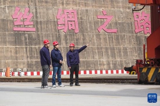 中哈兩國工作人員在中哈連云港物流合作基地交流（2023年5月10日攝）。新華社記者 季春鵬 攝