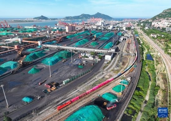 6月26日，“韓國-連云港-中亞”國際多式聯(lián)運(yùn)班列從中哈連云港物流合作基地出發(fā)，駛往哈薩克斯坦、烏茲別克斯坦（無人機(jī)照片）。班列運(yùn)載的55個(gè)大柜此前于6月13日從韓國境內(nèi)發(fā)出，經(jīng)釜山港海運(yùn)抵達(dá)連云港后轉(zhuǎn)由鐵路運(yùn)輸。新華社記者 季春鵬 攝