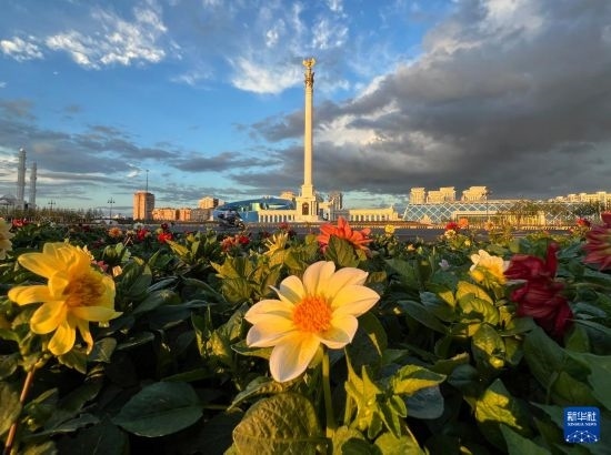 這是7月2日拍攝的哈薩克斯坦首都阿斯塔納獨(dú)立廣場(chǎng)。新華社記者 岳月偉 攝