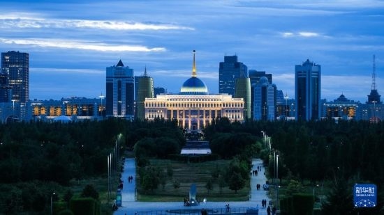 這是7月2日在哈薩克斯坦首都阿斯塔納拍攝的總統(tǒng)府及城市建筑。新華社記者 王建華 攝