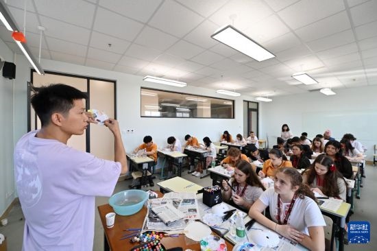 7月3日，外國學(xué)生在學(xué)習(xí)繪制京劇臉譜。新華社記者 李然 攝