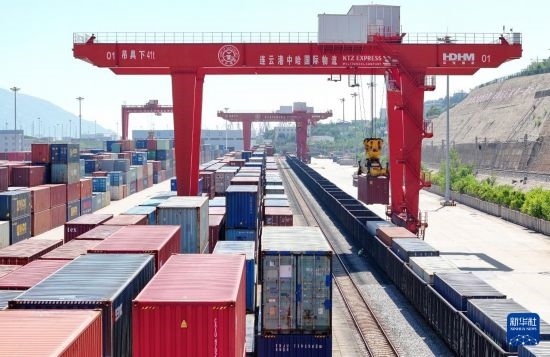 6月30日，在中哈連云港物流合作基地，大型機(jī)械在吊裝集裝箱（無人機(jī)照片）。新華社發(fā)（王健民 攝）