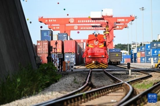 6月26日，“韓國-連云港-中亞”國際多式聯(lián)運(yùn)班列從中哈連云港物流合作基地出發(fā)，駛往哈薩克斯坦、烏茲別克斯坦。班列運(yùn)載的55個(gè)大柜此前于6月13日從韓國境內(nèi)發(fā)出，經(jīng)釜山港海運(yùn)抵達(dá)連云港后轉(zhuǎn)由鐵路運(yùn)輸。新華社記者 季春鵬 攝