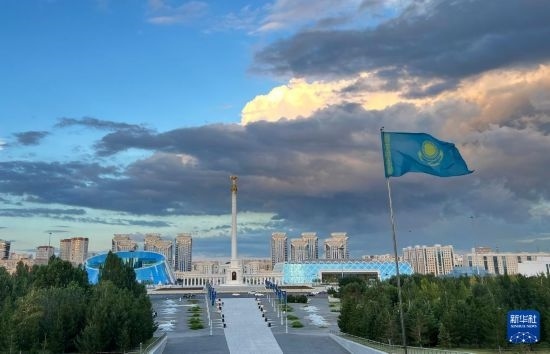 這是7月2日拍攝的哈薩克斯坦首都阿斯塔納獨(dú)立廣場(chǎng)。新華社記者 岳月偉 攝