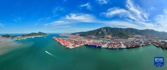 6月26日，貨輪?？吭谶B云港港集裝箱碼頭（無人機(jī)照片）。新華社記者 季春鵬 攝