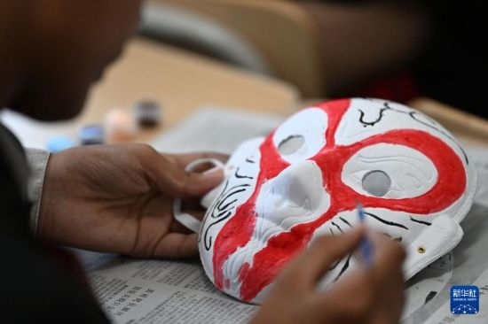 7月3日，外國學(xué)生在繪制京劇臉譜。新華社記者 李然 攝