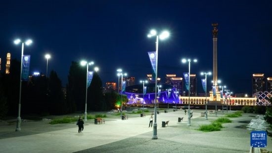 這是7月2日在哈薩克斯坦首都阿斯塔納拍攝的獨(dú)立廣場上的紀(jì)念柱（右后）。新華社記者 王建華 攝