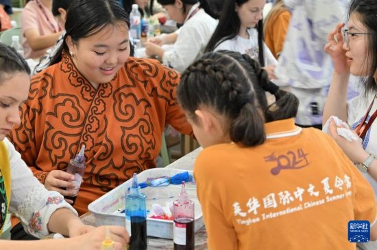 7月3日，外國學(xué)生在了解中國的染布技術(shù)。新華社記者 李然 攝