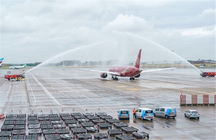 圖為布魯塞爾-上海返程航班出發(fā)前，布魯塞爾機場方面為返程航班舉行水門儀式。吉祥航空供圖