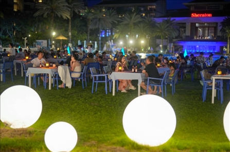 海南萬(wàn)寧:暑期旅游旺季來(lái)臨 游客海邊休閑度假(圖片來(lái)源:視覺(jué)中國(guó))