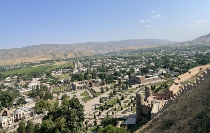 位于塔吉克斯坦杜尚別西北的吉薩爾古城，有著3000多年歷史。有研究認(rèn)為，張騫出使大宛回程途中曾經(jīng)過此地。圖為從吉薩爾古城城墻俯瞰城門與市鎮(zhèn)。本報記者 曲頌 攝