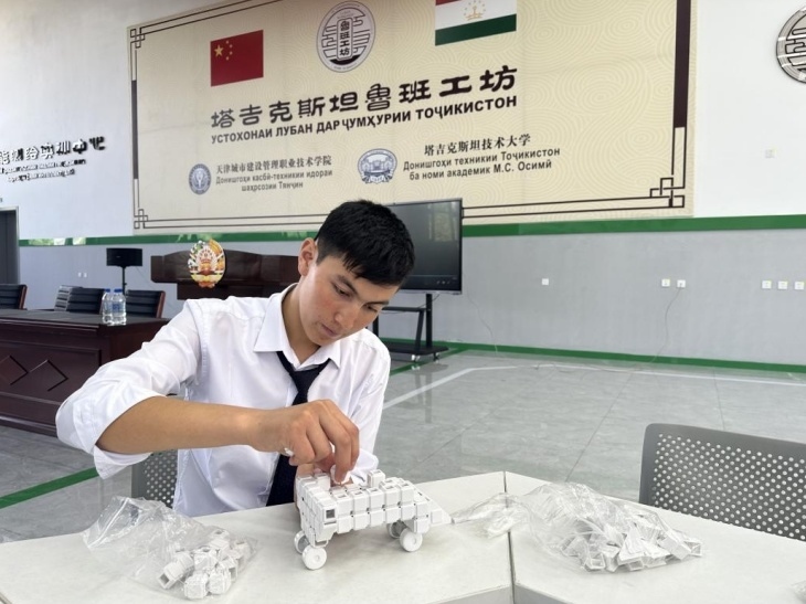 在塔吉克斯坦魯班工坊內(nèi)，學(xué)員正在操作能力源創(chuàng)新套件。本報記者 屈佩 攝