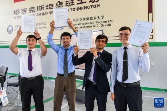 7月3日，在塔吉克斯坦首都杜尚別，魯班工坊赴華留學(xué)生展示錄取通知書。新華社記者 曹陽 攝