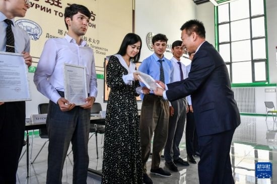 7月3日，在塔吉克斯坦首都杜尚別，天津城市建設(shè)管理職業(yè)技術(shù)學(xué)院的負(fù)責(zé)人為魯班工坊赴華留學(xué)生頒發(fā)錄取通知書。新華社記者 曹陽 攝