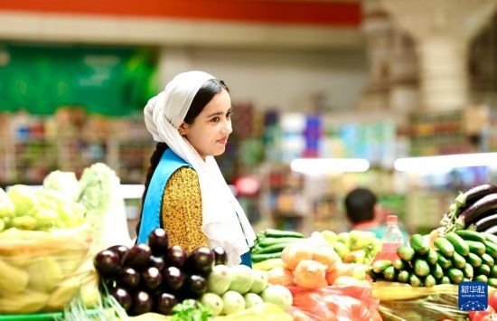 這是7月3日在塔吉克斯坦首都杜尚別大巴扎內(nèi)拍攝的營(yíng)業(yè)者。新華社記者 姚大偉 攝