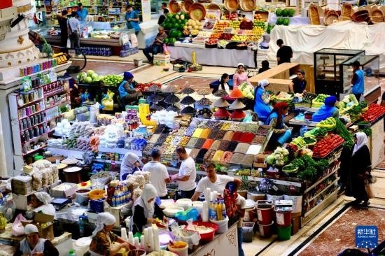 這是6月13日在塔吉克斯坦首都杜尚別拍攝的大巴扎內(nèi)景。新華社記者 鄭開(kāi)君 攝