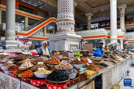 這是6月27日在塔吉克斯坦首都杜尚別拍攝的大巴扎內(nèi)景。新華社記者 曹陽(yáng) 攝