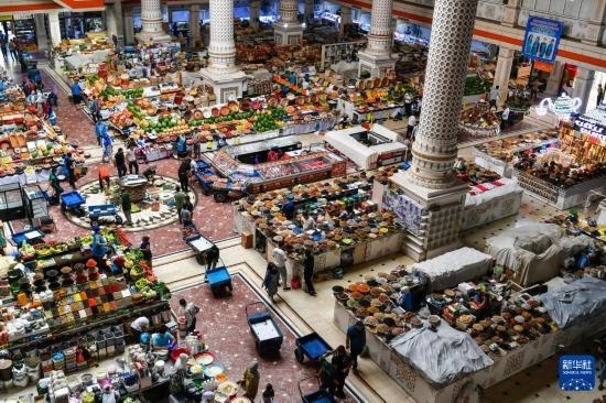 這是6月27日在塔吉克斯坦首都杜尚別拍攝的大巴扎內(nèi)景。新華社記者 曹陽(yáng) 攝