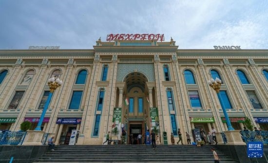 這是7月1日在塔吉克斯坦首都杜尚別拍攝的大巴扎外景。新華社記者 周荻瀟 攝