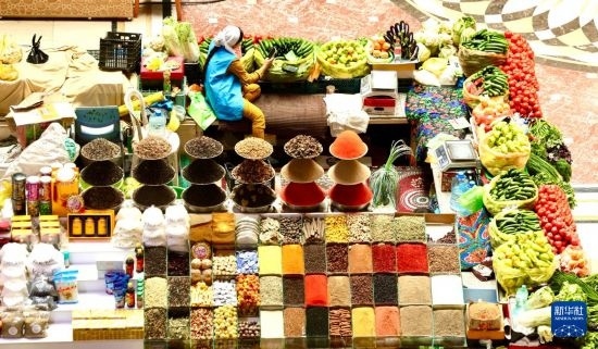 這是7月3日在塔吉克斯坦首都杜尚別拍攝的大巴扎內(nèi)景。新華社記者 姚大偉 攝