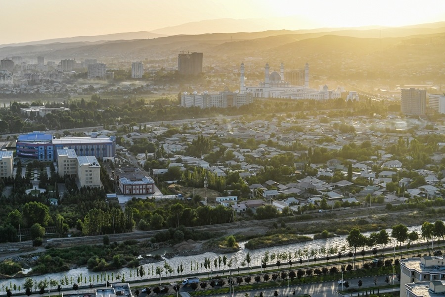 這是2024年6月26日拍攝的塔吉克斯坦首都杜尚別城市風光。新華社記者 曹陽 攝