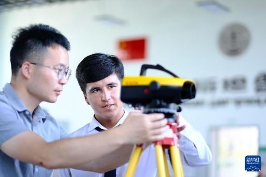 6月14日，在塔吉克斯坦首都杜尚別的魯班工坊，來自天津城市建設(shè)管理職業(yè)技術(shù)學(xué)院的老師（左）指導(dǎo)學(xué)生。新華社記者 鄭開君 攝