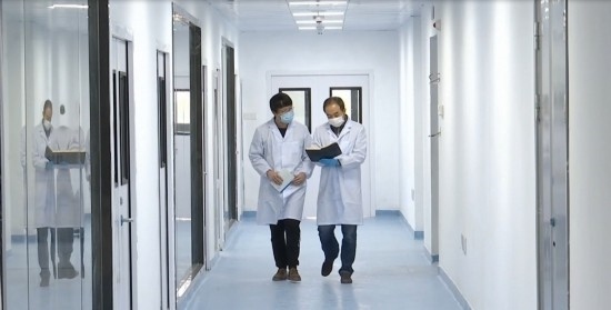 中國科學院贛江創(chuàng)新研究院科研人員在交流。（贛州市贛縣區(qū)融媒體中心供圖）