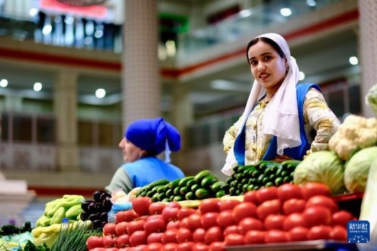 這是6月13日在塔吉克斯坦首都杜尚別大巴扎內(nèi)拍攝的營(yíng)業(yè)者。新華社記者 鄭開(kāi)君 攝