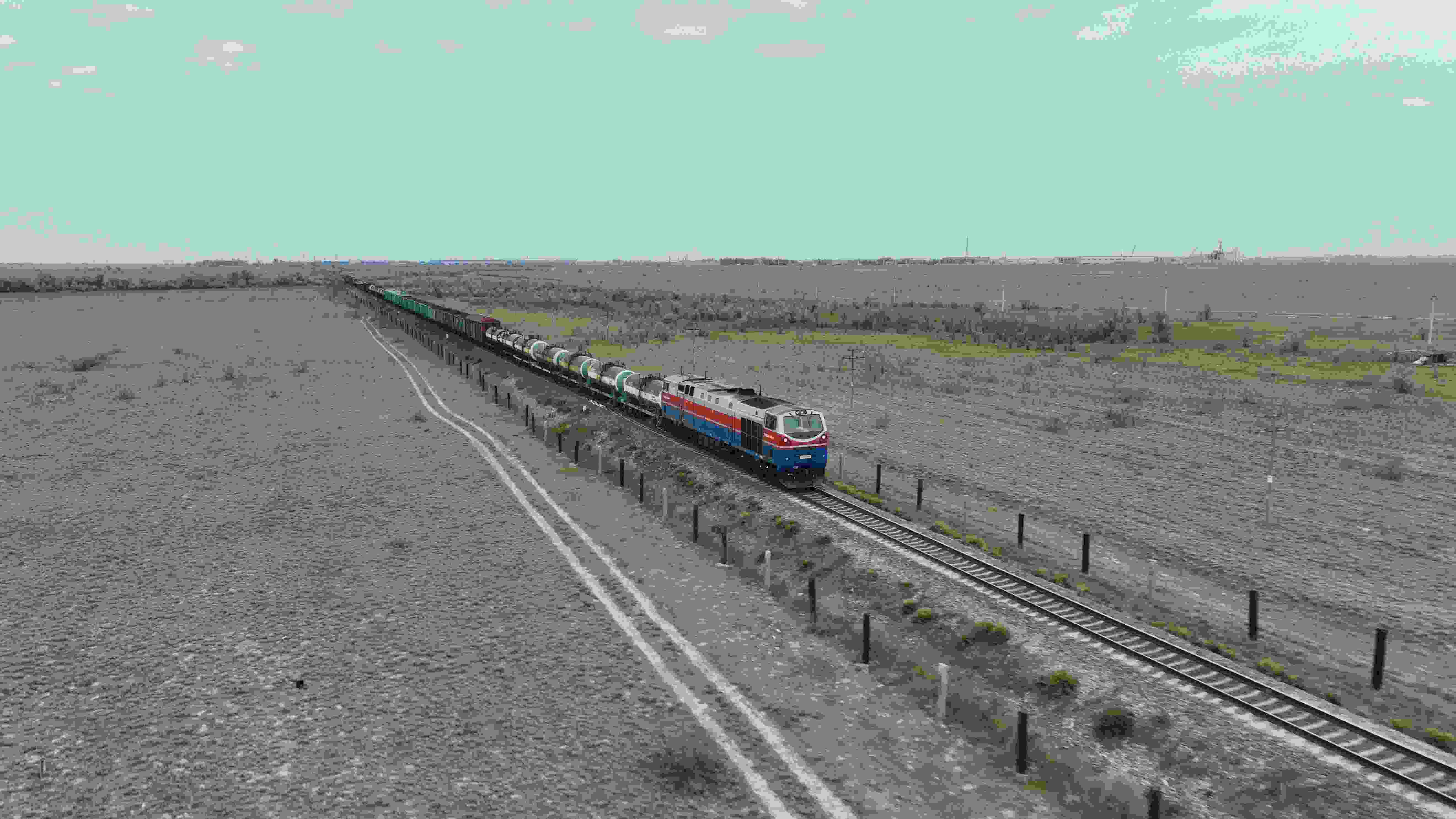 △ 2023年5月12日，在哈薩克斯坦阿拉木圖附近，貨運列車馳騁于阿拉木圖與中國霍爾果斯間（無人機照片）。