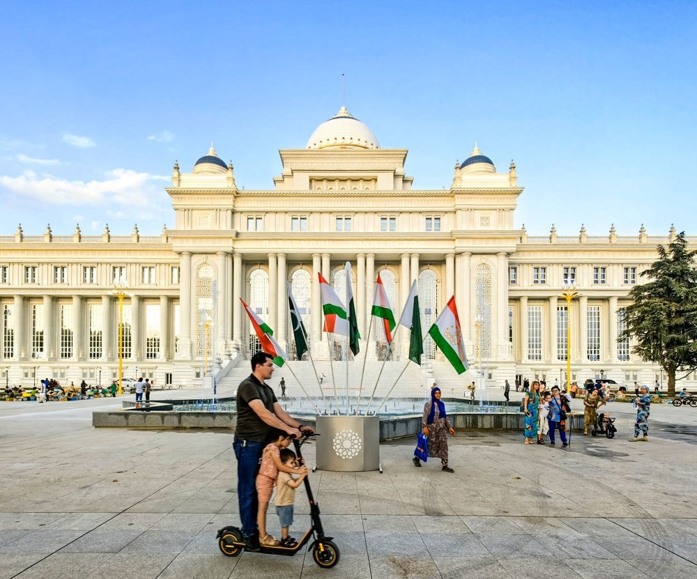 2024年7月1日，人們在塔吉克斯坦議會大樓前的廣場上休閑。