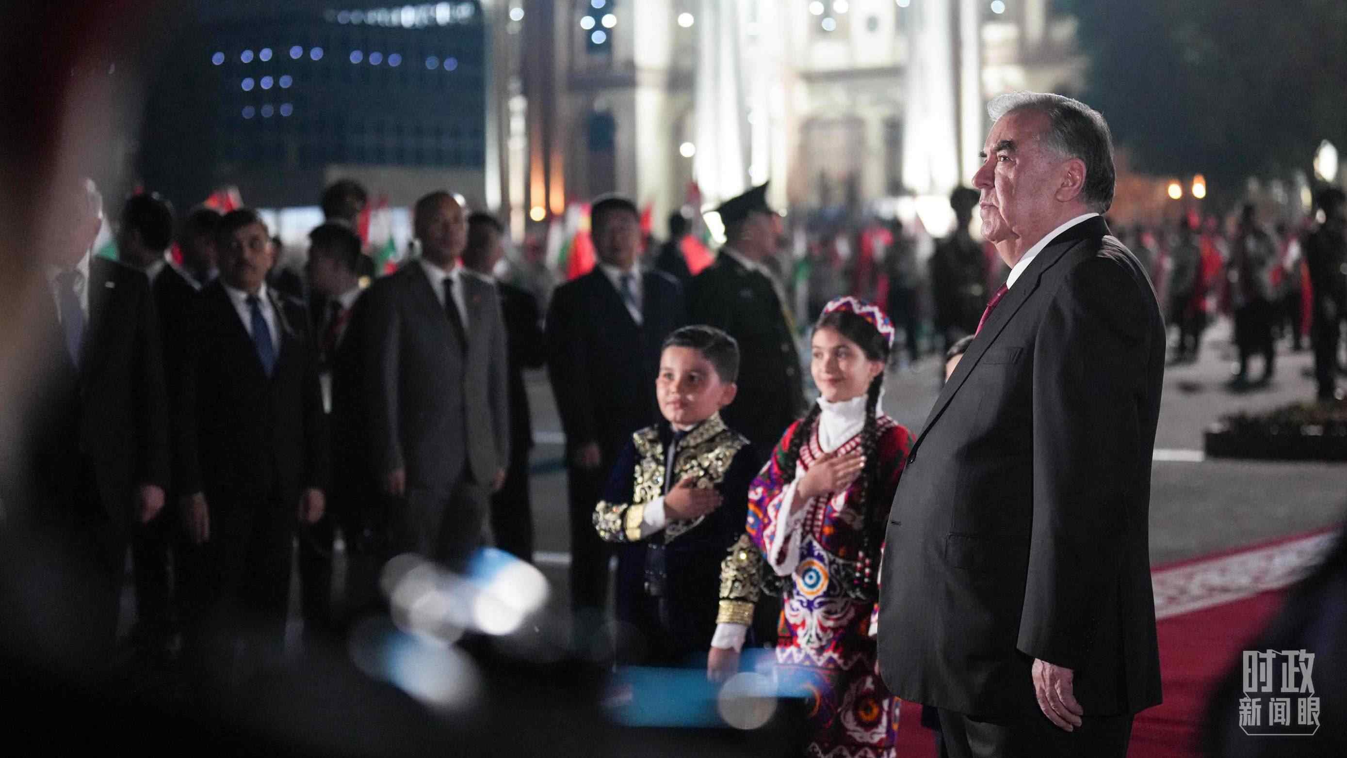 △拉赫蒙總統(tǒng)在機場迎接習(xí)主席。（總臺記者李晉拍攝）