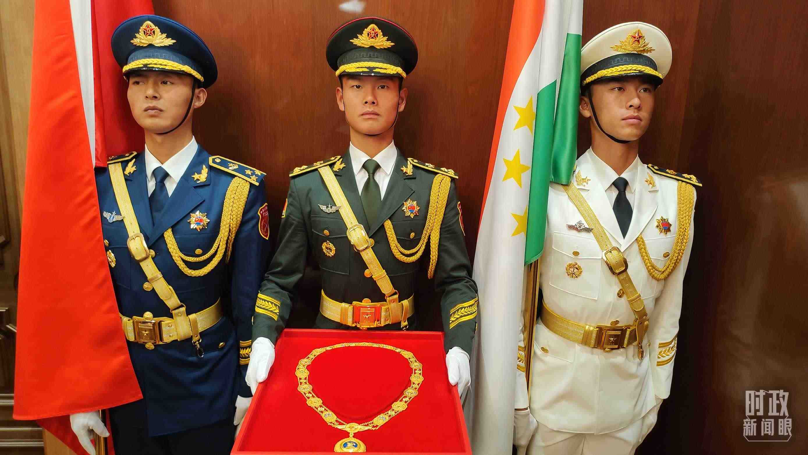 △中方儀仗兵護送“友誼勛章”入場。（總臺央視記者薛冠南拍攝）