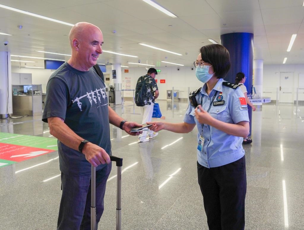  7月2日，南寧邊檢站移民管理警察引導(dǎo)外籍旅客有序通關(guān)。（南寧邊檢站供圖）