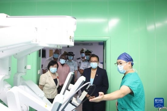 7月5日，塞舌爾衛(wèi)生部長維多在中國海軍“和平方舟”號(hào)醫(yī)院船上參觀。新華社發(fā)（劉志磊 攝）