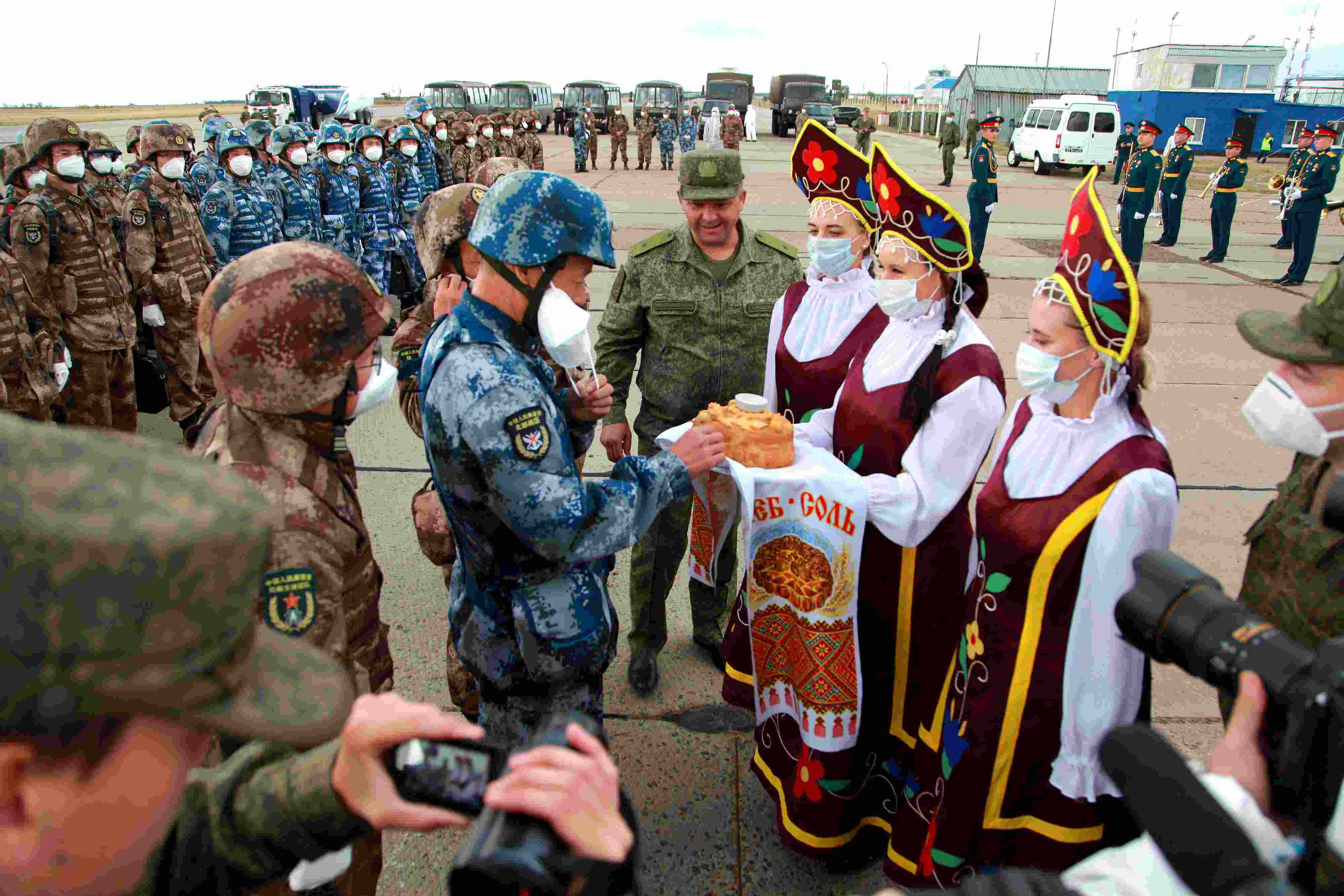 當(dāng)?shù)貢r(shí)間2021年9月10日，跨境參加“和平使命-2021”上海合作組織成員國(guó)聯(lián)合反恐軍演的中方部隊(duì)導(dǎo)演部抵達(dá)俄羅斯奧倫堡“東古茲”靶場(chǎng)演習(xí)地域。圖為俄方人員為中方人員舉行歡迎儀式。